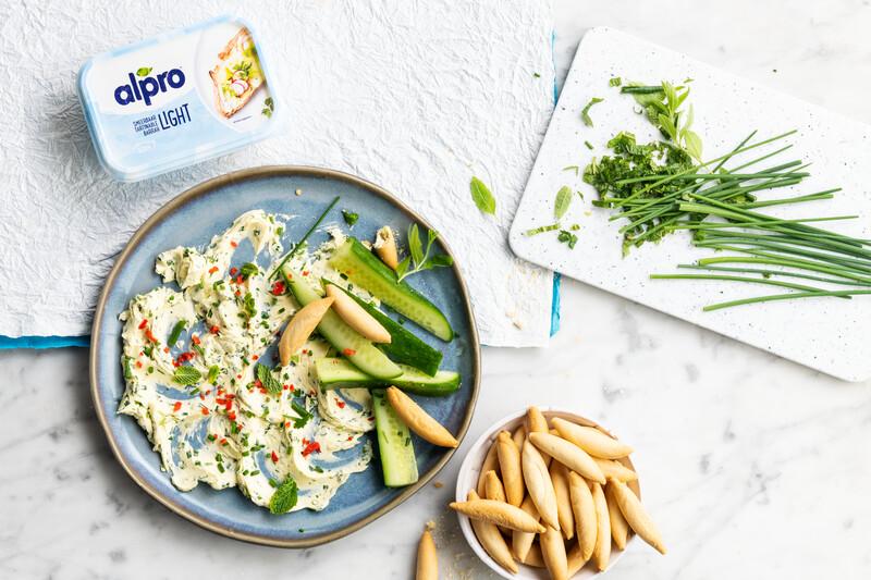 Pittig spreadboard met tuinkruiden