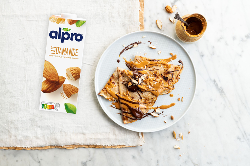 crêpes végétales au lait d’amande, beurre de cacahuète et chocolat noir