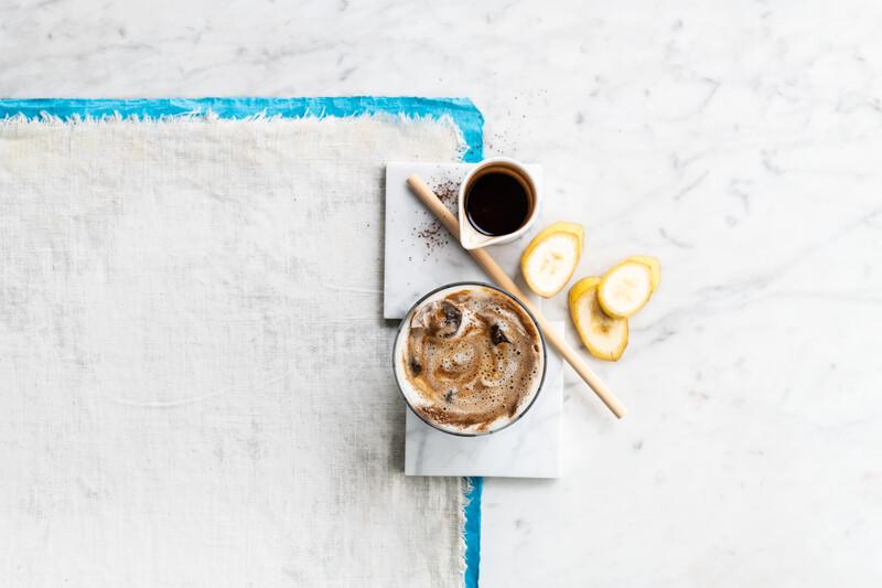 Frullato per la colazione a base di mandorle, banane e caffè espresso