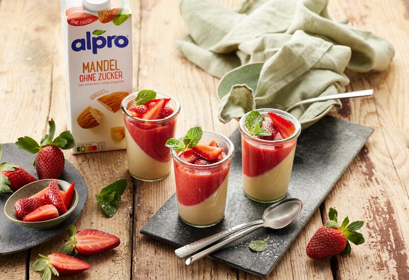 Mandel-Pannacotta mit Erdbeersauce im Glas