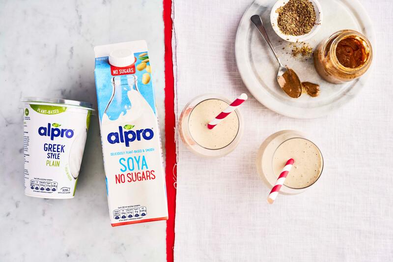 Smoothie aus Banane, Zimt und Leinsamen