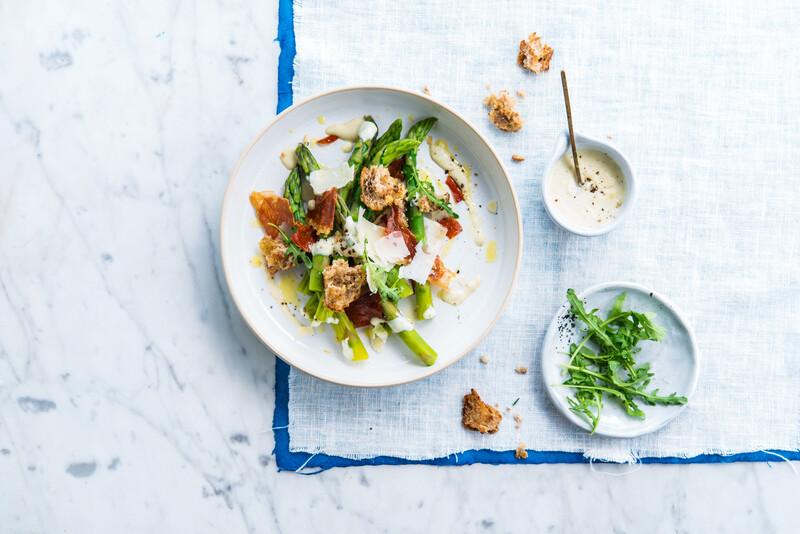 Groene asperges met knapperige Gandaham en parmezaan