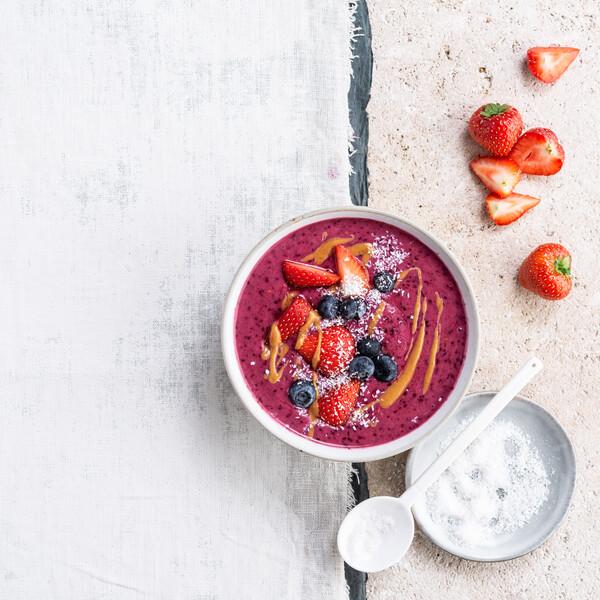 Rote früchte smoothie bowl