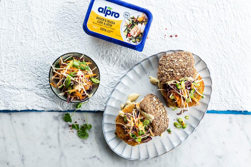 Burger de pois chiches avec salade de choux et carottes