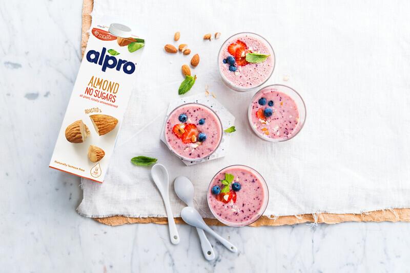 Ρόζ Smoothie αμυγδάλου με μούρα