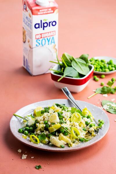 Krämig risotto med purjolök, ärtor och spenat