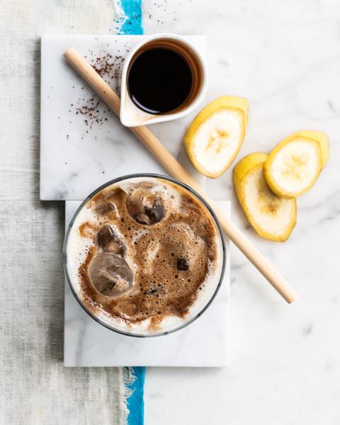 Snídaňové smoothie s mandlemi, banány a espressem