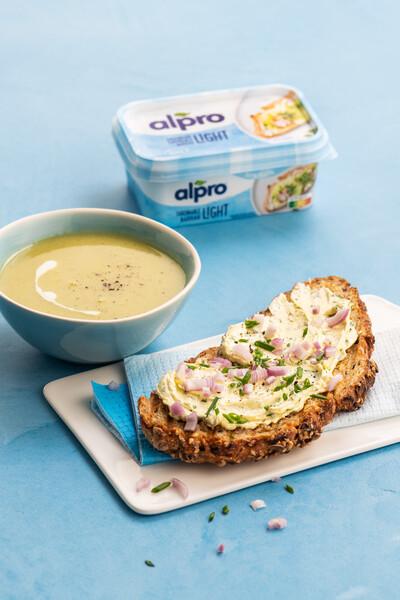 Broodje met kruidenspread