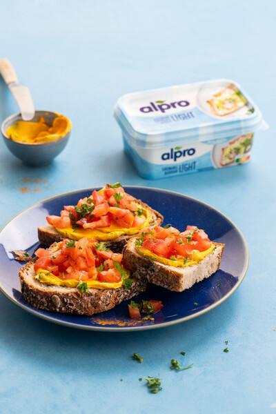 Tomatenbruschetta met kurkumaspread