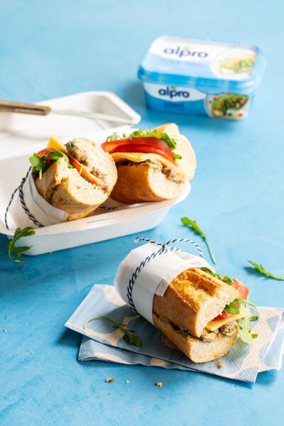 Broodje met Alpro kikkererwtenspread