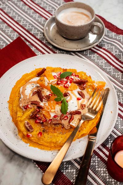Saffranspannkakor med gurt, mandelsmör granatäpple, clementin, pekannötter och kardemumma