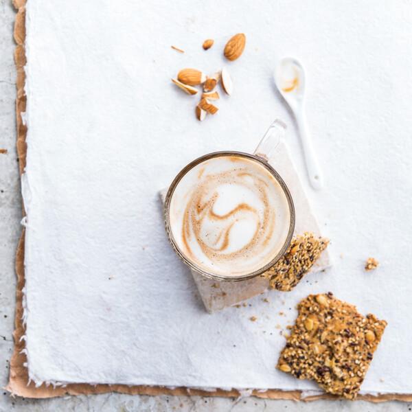 Latte macchiato med mandelsmak