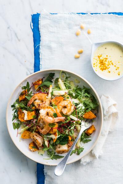 Salată cu creveți și dressing de curry