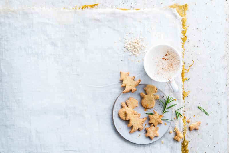 Himmlische Festtagskekse mit einem Spiced Latte