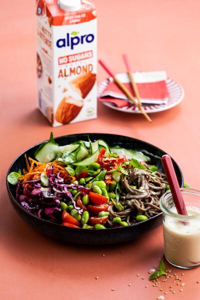 Salade arc-en-ciel avec une vinaigrette amandes-gingembre