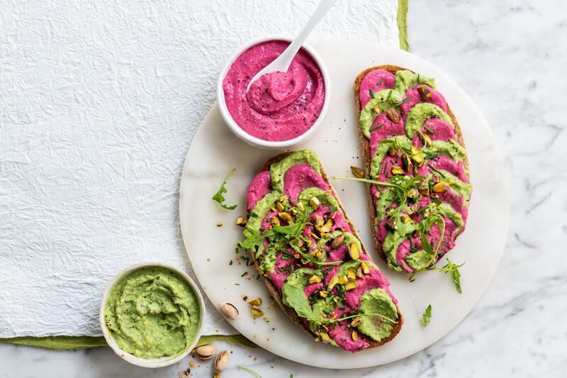 Tostada de remolacha y aguacate