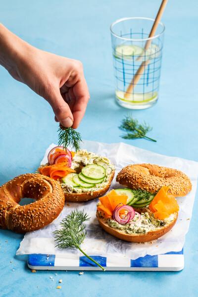 Bagel avec tartinade à l’Alpro et aux câpres