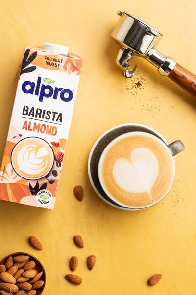 Napój migdałowy w stylu latte macchiato