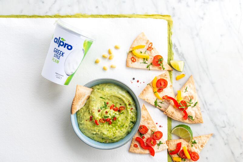 Crunchy nachos with avocado dip