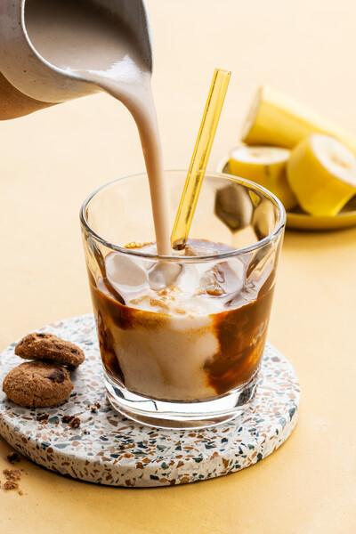 Mandel, Bananen und Espresso Frühstückssmoothie