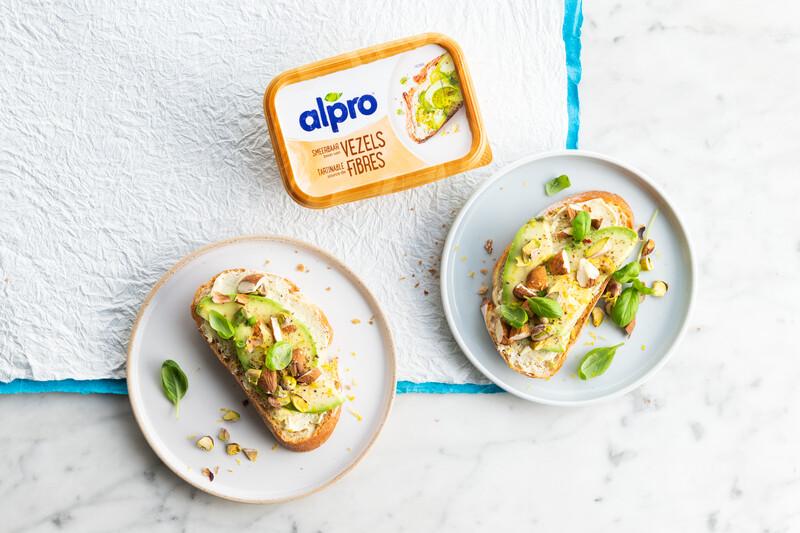 Toast met avocado en amandelen